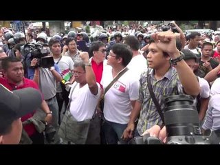 Cops block militants marching to EDSA Shrine