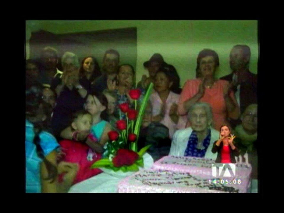 A sus 101 años canta, teje sombreros y busca novio