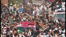 Pétalos de rosa para despedir a un asesino islamista en Pakistán
