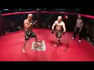 Жуткий бой. Женщинам и до 18 не смотреть.flv