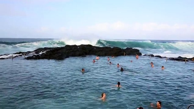 Des vagues géantes s'abatent sur des nageurs et ils sont heureux ... Découvrez ce coin de paradis !