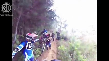 Ciclistas captaron el momento en el que dos hombres los iban a robar