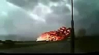 لحظة سقوط الطائرة المقلة للعسكريين الجزائريين مباشرة 2014 02 11