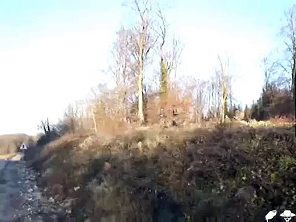 Quand deux soldats traversent une route ...