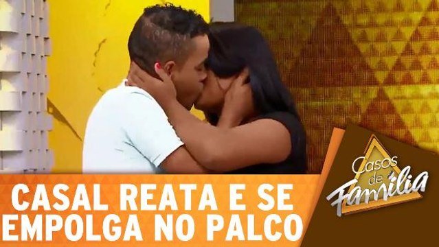 Casal reata namoro e se empolgam no palco
