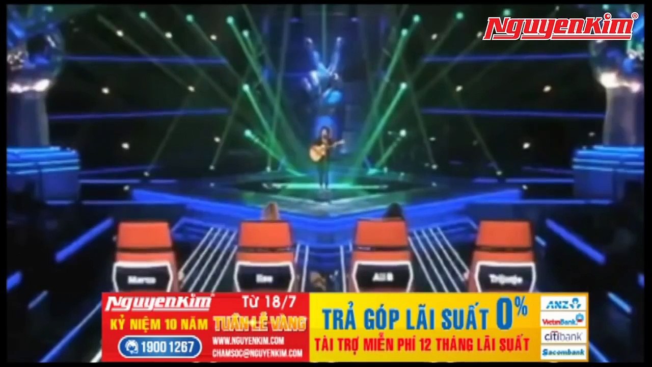 Giám khảo The Voice ngất trên sàn vì giọng hát khủng của thí sinh