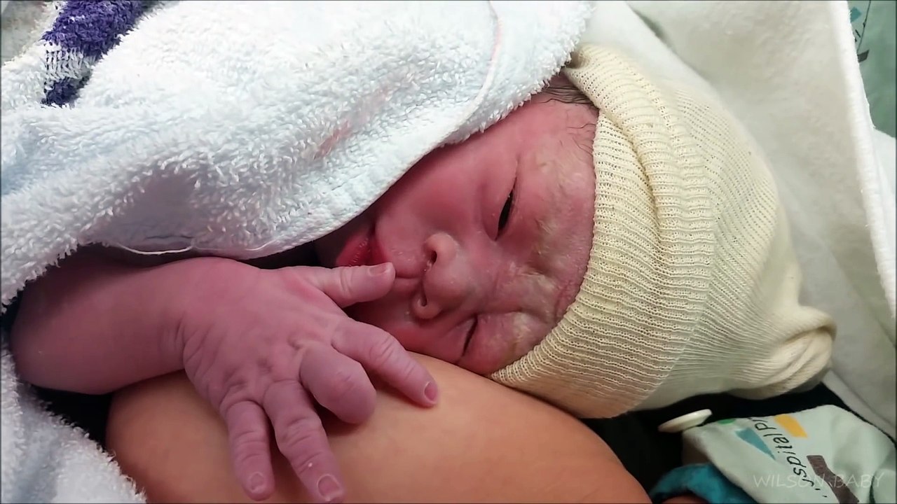 BREASTFEEDING A NEWBORN BABY! - JUST BORN FIRST DAY 1