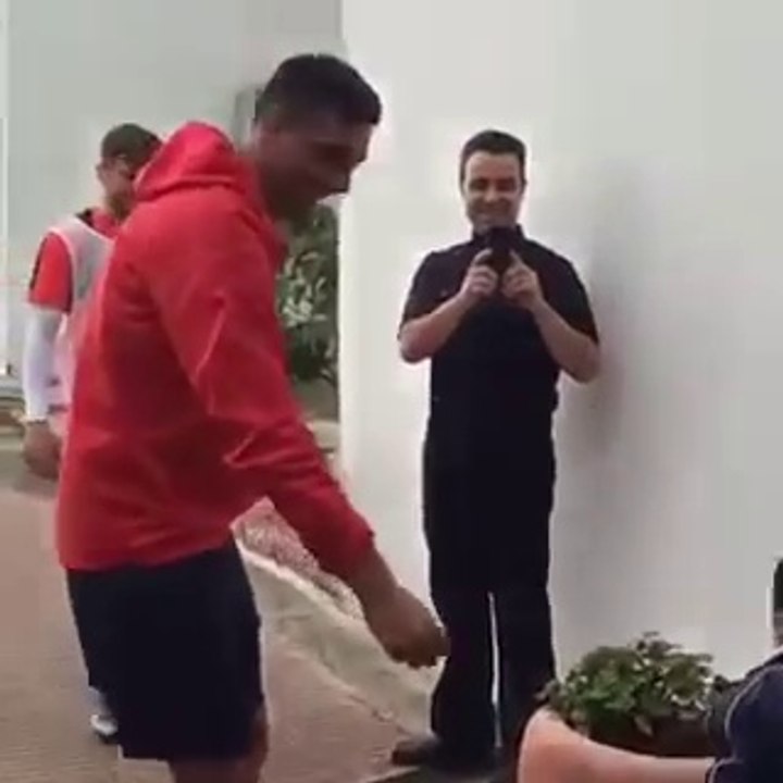 Köksal baba Trabzonlu futbolcuları dağıttı