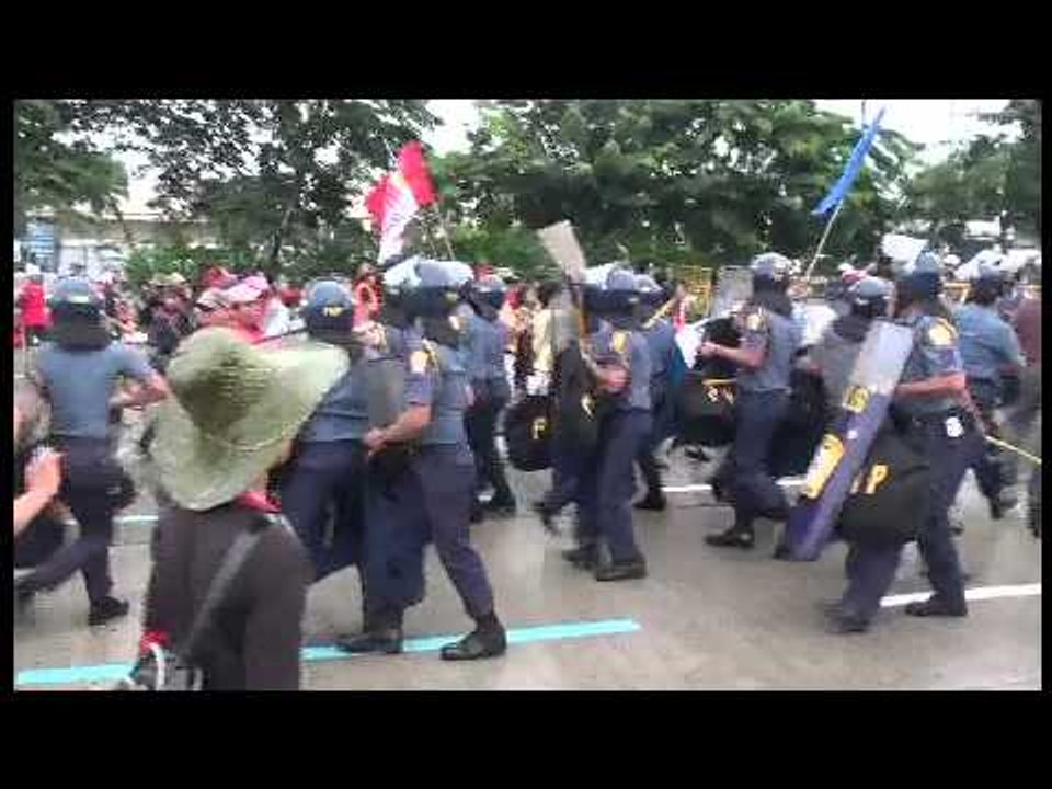Protesters mass near Congress ahead of Aquino's...