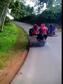 Ojek di Indonesia keren bisa bawa banyak orang