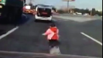 Niño cae a autopista y salva de milagro la vida