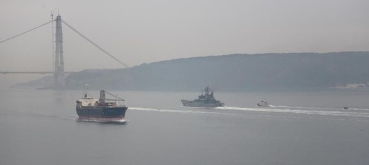 Rus savaş gemisi Boğaz'dan geçti