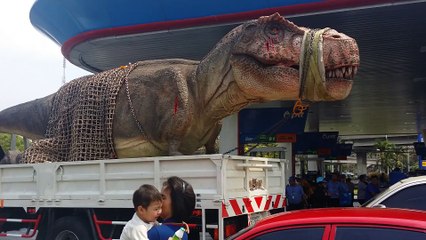 Livraison d'un T-Rex plus vrai que nature dans un parc d'attraction en Thaïlande