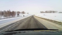 Gros accident de voiture sur une autoroute russe couverte de neige