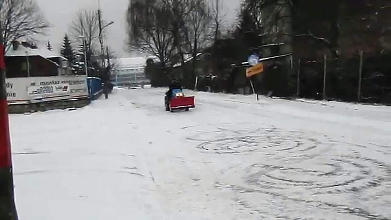 Drift Japonskim traktorkiem 4x4 ISEKI. Ciagniczek ogrodowy.www.akant-ogrody.pl