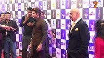 Hrithik Roshan & Rakesh Roshan at Mirchi Music Awards 2016