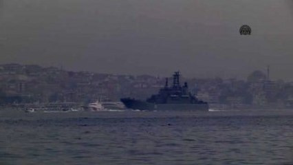 Скачать видео: Rusya'ya Ait İkinci Askeri Gemi İstanbul Boğazı'ndan Geçiş Yaptı