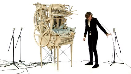Il fabrique un étonnant instrument de musique qui fonctionne avec 2000 billes