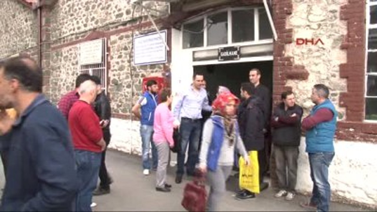 İzmir Ünlü Sanatçı Sezen Aksu, Annesini Son Yolculuğuna Kendisi Hazırladı
