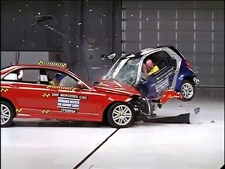 Mercedes C vs smart fortwo Crash test compatibilità IIHS, Sicurauto.it