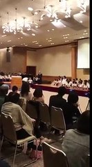 Les encouragements de ses camardes vont permettre à ce petit bout de chou de se dépasser