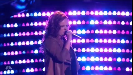 The Voice US : Christina Aguilera embrasse une candidate sur la bouche !