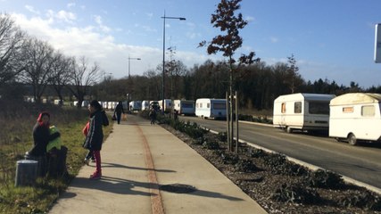 Apres l'évacuation, les Roms stationnent les caravanes à deux pas