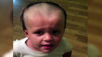 Un petit enfant utilise la tondeuse à son père ... OMG !