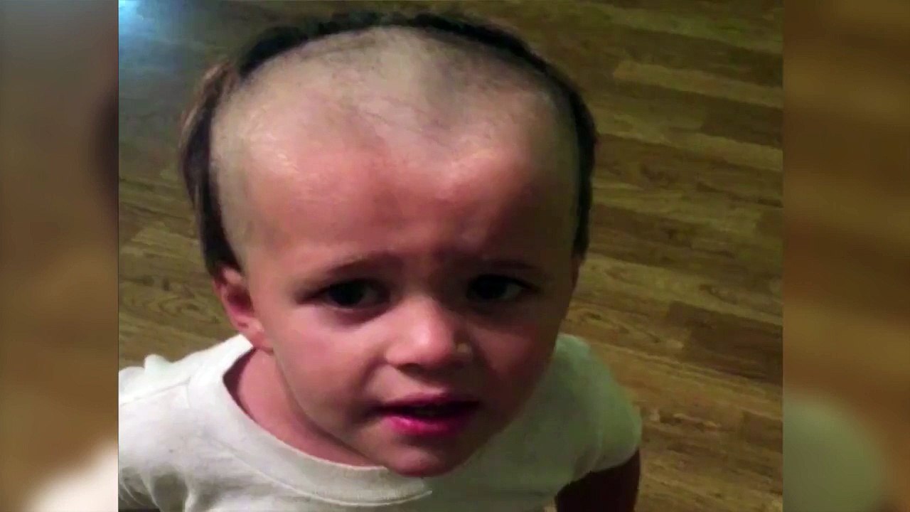 Un petit enfant utilise la tondeuse à son père ... OMG !