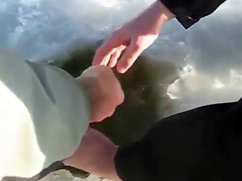 Vous n'arriverez jamais à croire ce que ce gars sort de ce trou de glace!