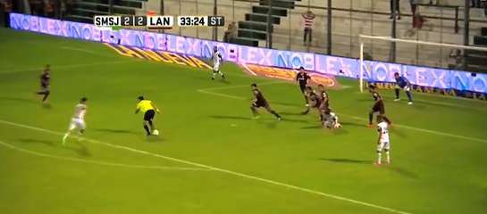 L'arbitre joue les défenseurs en empêchant un but !