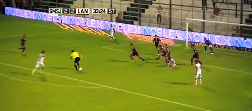 L'arbitre joue les défenseurs en empêchant un but !