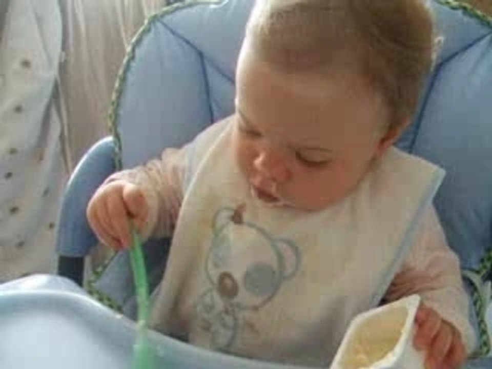 Sarah essai1 manger cuillere