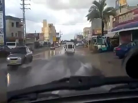 Scende dall'auto con bastone ma trova vittima sbagliata