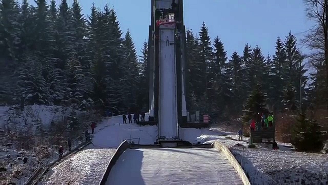 Thomas Diethart fait une lourde chute en saut à ski