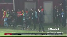 Trabzonspor gol attıktan sonra Hami'nin taraftara el hareketi yapması...