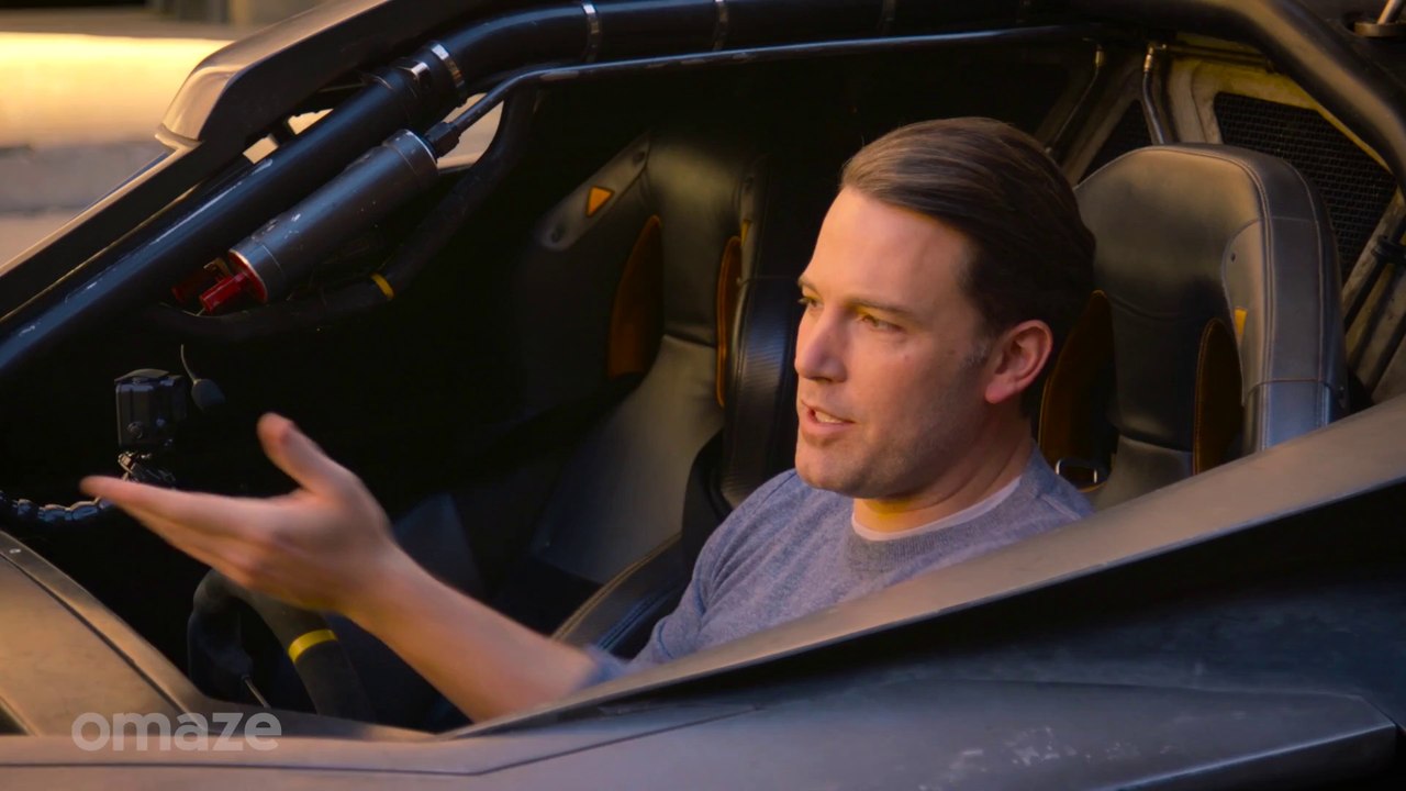 Ben Affleck surprend des fans dans la Batmobile exposée aux visiteurs