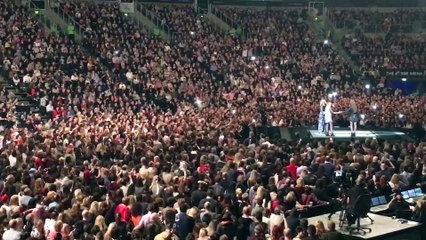 Adele aide une jeune femme à faire sa demande en plein concert. Moment émotion