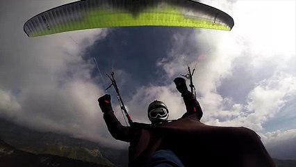 fighting with a big cravat ( Paragliding )