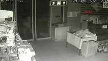 Küçük Hırsızın Kapıyla Mücadelesi Güvenlik Kamerasında