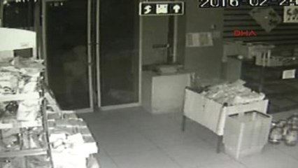 Küçük Hırsızın Kapıyla Mücadelesi Güvenlik Kamerasında