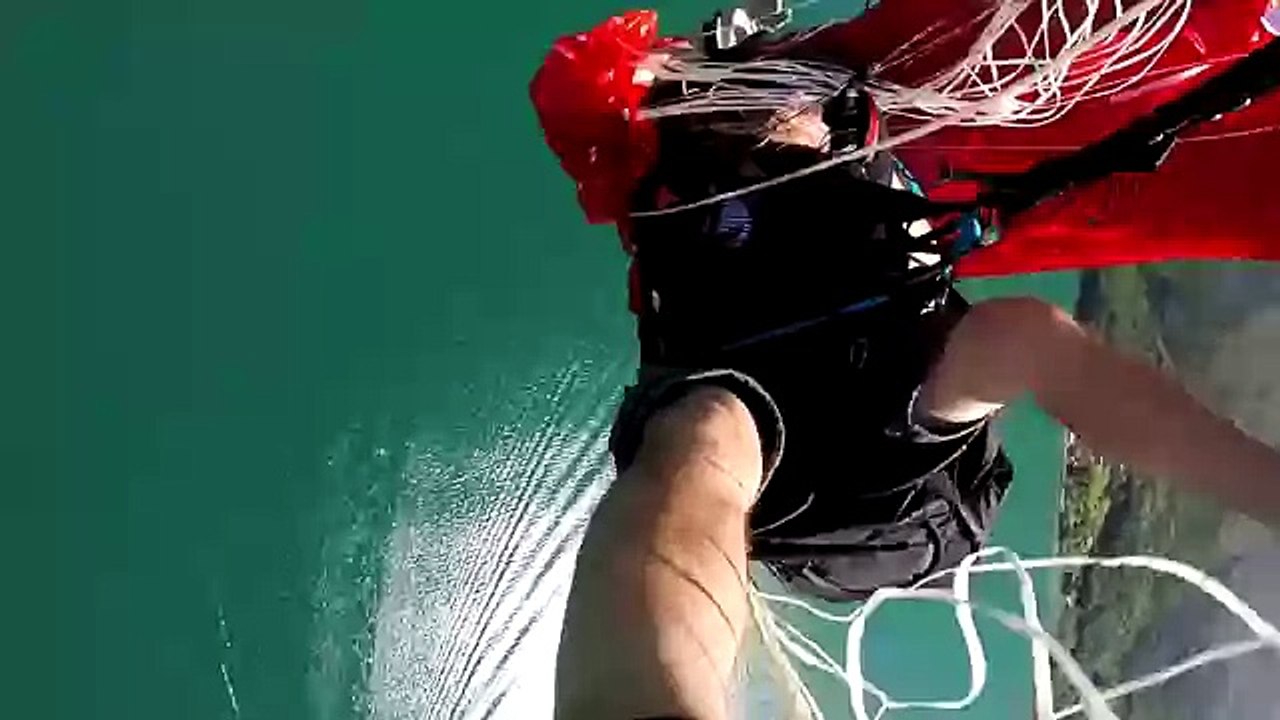 Paragliding accident - Fall into the canopy