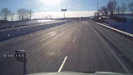 18-Wheeler loses control and explodes against the barrier