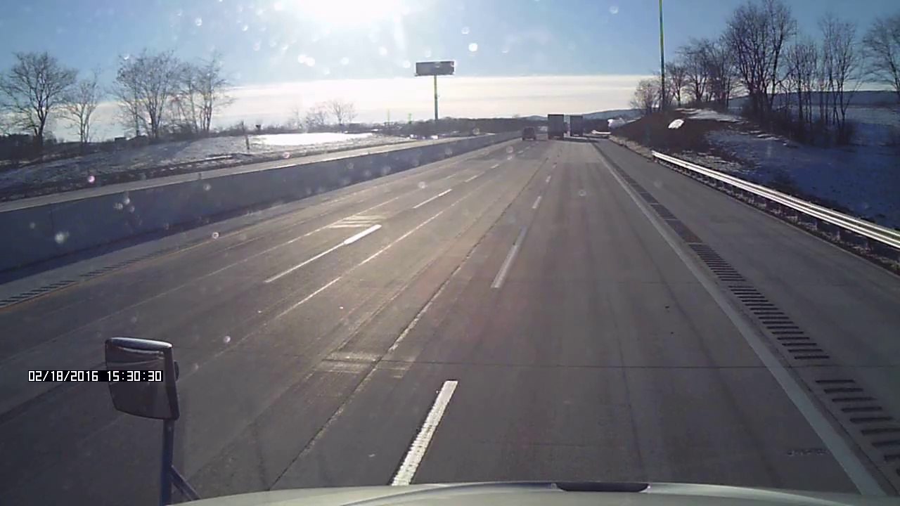 18-Wheeler loses control and explodes against t...