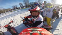 Une course de skieurs tractés par des motos