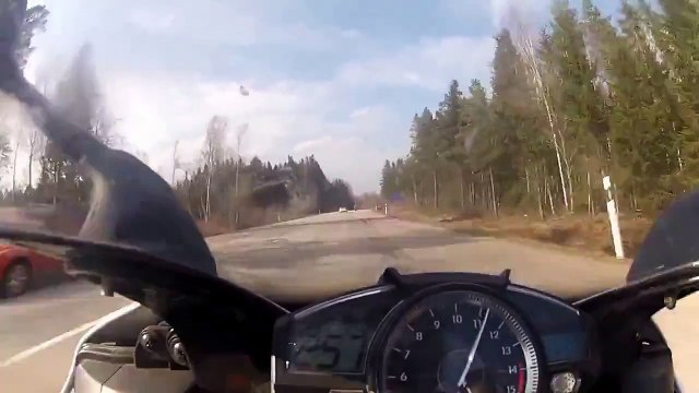 Yamaha R1 vs Mercedes SL63 kapışması muhteşem!