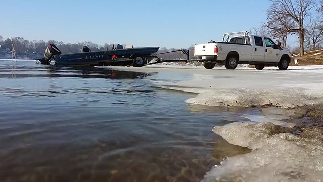 Launching a Boat On The Ice Fail - Video - KillSomeTime.com