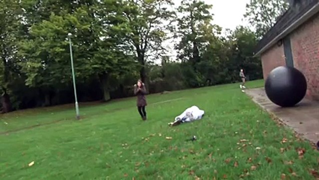 KO violent après un saut raté du toit bien débile!