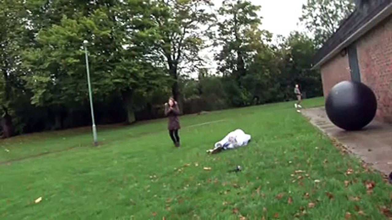 KO violent après un saut raté du toit bien débile!