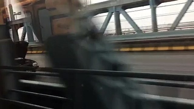 Un conducteur roule avec son capot ouvert sur l'autoroute